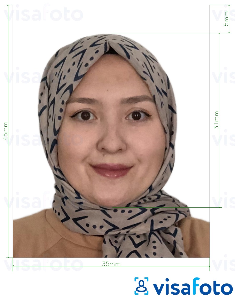Tam boyut belirtimi olan Malezya Visa 35x45 mm beyaz arka plan için fotoğraf örneği